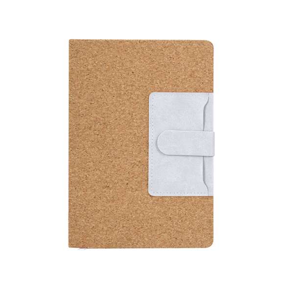 Bloc de notas de tapas rígidas en combinación de corcho natural y PU. Incluye bolsillo de PU en portada, ideal para tarjetas. Con cierre magnético, 80 páginas de disposición a una raya y marcapáginas a juego.Elaborado con elementos vegetales para así fomentar la utilización de materias primas naturales y reducir las emisiones contaminantes.