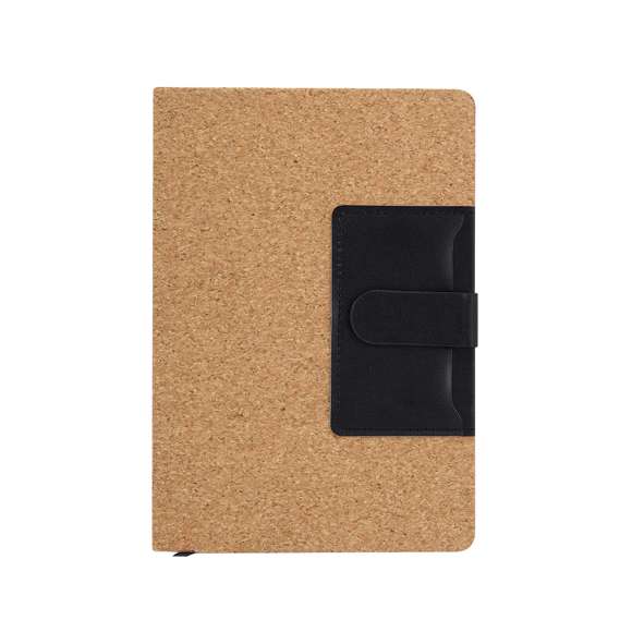 Bloc de notas de tapas rígidas en combinación de corcho natural y PU. Incluye bolsillo de PU en portada, ideal para tarjetas. Con cierre magnético, 80 páginas de disposición a una raya y marcapáginas a juego.Elaborado con elementos vegetales para así fomentar la utilización de materias primas naturales y reducir las emisiones contaminantes.