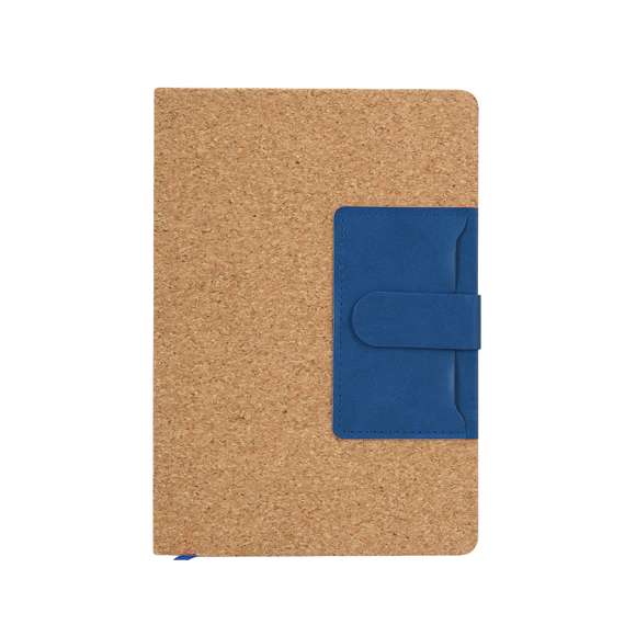 Bloc de notas de tapas rígidas en combinación de corcho natural y PU. Incluye bolsillo de PU en portada, ideal para tarjetas. Con cierre magnético, 80 páginas de disposición a una raya y marcapáginas a juego.Elaborado con elementos vegetales para así fomentar la utilización de materias primas naturales y reducir las emisiones contaminantes.