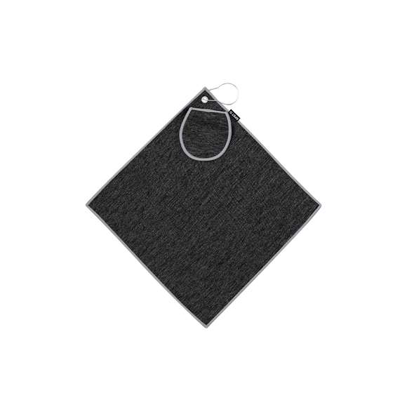 Toalla de golf fabricada en RPET con doble textura: suave acabado bitono por una cara y textura de hilo uniforme por la otra, para adaptarse a diferentes necesidades de limpieza. Su diseño incluye bolsillo para pelotas de golf a juego. Con argolla reforzada y mosquetón de acople. Incluye distintivo RPET en etiqueta.El material RPET se elabora a partir de plástico reciclado, para así fomentar la reutilización de residuos plásticos y ayudar a la sostenibilidad del planeta.