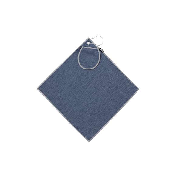 Toalla de golf fabricada en RPET con doble textura: suave acabado bitono por una cara y textura de hilo uniforme por la otra, para adaptarse a diferentes necesidades de limpieza. Su diseño incluye bolsillo para pelotas de golf a juego. Con argolla reforzada y mosquetón de acople. Incluye distintivo RPET en etiqueta.El material RPET se elabora a partir de plástico reciclado, para así fomentar la reutilización de residuos plásticos y ayudar a la sostenibilidad del planeta.