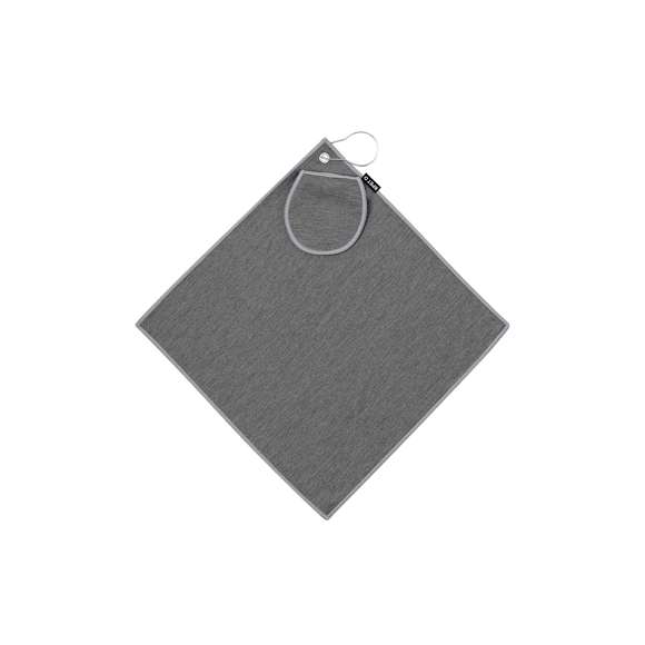 Toalla de golf fabricada en RPET con doble textura: suave acabado bitono por una cara y textura de hilo uniforme por la otra, para adaptarse a diferentes necesidades de limpieza. Su diseño incluye bolsillo para pelotas de golf a juego. Con argolla reforzada y mosquetón de acople. Incluye distintivo RPET en etiqueta.El material RPET se elabora a partir de plástico reciclado, para así fomentar la reutilización de residuos plásticos y ayudar a la sostenibilidad del planeta.