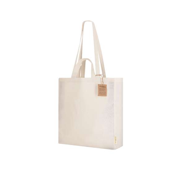 Bolsa con fuelle confeccionado principalmente en algodón reciclado de 140g/m2. Cuenta con doble asa: asas largas de 70 x 2,5 cm y asas cortas de 30 x 2,5 cm. Incluye distintivo de Algodón Reciclado. Resistencia hasta 6 kg de peso.