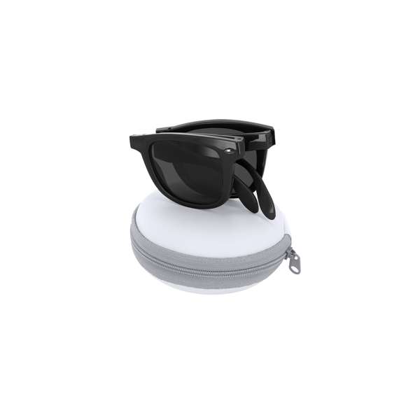 Gafas de sol plegables con protección UV400, fabricadas en PC Reciclado. Resistente montura plegable con diseño elegante y acabado brillante en color negro. Las lentes son de color negro para garantizar estilo. Presentada en una funda blanca con forma redonda y cierre de cremallera.