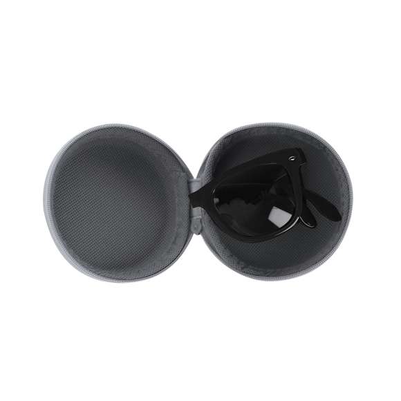 Gafas de sol plegables con protección UV400, fabricadas en PC Reciclado. Resistente montura plegable con diseño elegante y acabado brillante en color negro. Las lentes son de color negro para garantizar estilo. Presentada en una funda blanca con forma redonda y cierre de cremallera.