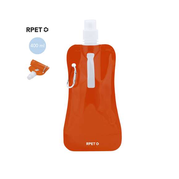 Bidón de 400ml de capacidad con cuerpo flexible en material RPET. Con tapón de seguridad a rosca y mosquetón metálico de transporte.El material RPET se elabora a partir de plástico reciclado, para así fomentar la reutilización de residuos plásticos y ayudar a la sostenibilidad del planeta.