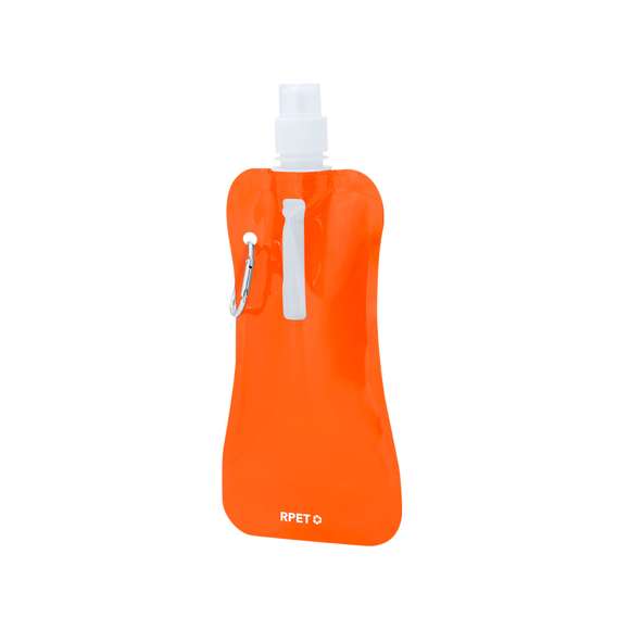 Bidón de 400ml de capacidad con cuerpo flexible en material RPET. Con tapón de seguridad a rosca y mosquetón metálico de transporte.El material RPET se elabora a partir de plástico reciclado, para así fomentar la reutilización de residuos plásticos y ayudar a la sostenibilidad del planeta.