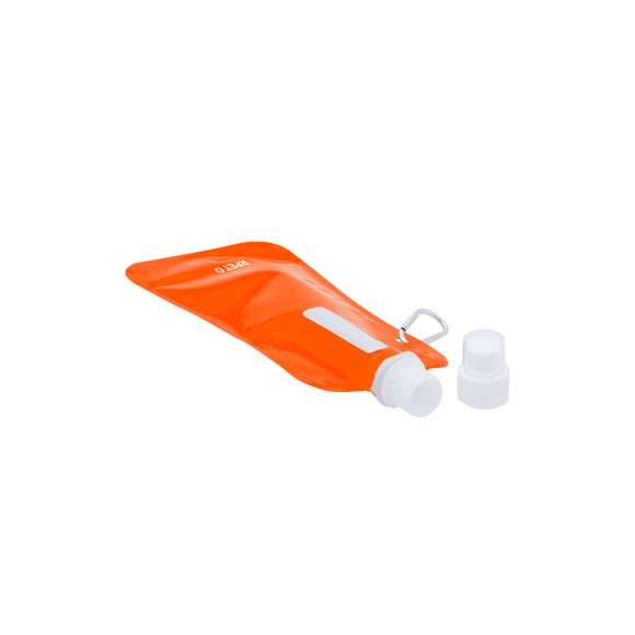 Bidón de 400ml de capacidad con cuerpo flexible en material RPET. Con tapón de seguridad a rosca y mosquetón metálico de transporte.El material RPET se elabora a partir de plástico reciclado, para así fomentar la reutilización de residuos plásticos y ayudar a la sostenibilidad del planeta.