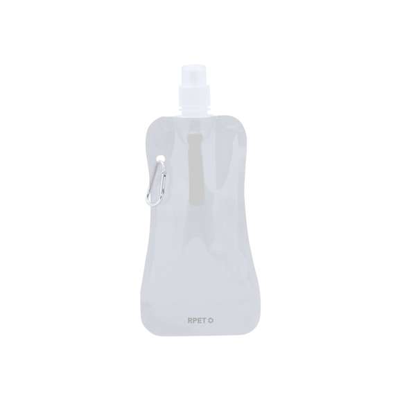 Bidón de 400ml de capacidad con cuerpo flexible en material RPET. Con tapón de seguridad a rosca y mosquetón metálico de transporte.El material RPET se elabora a partir de plástico reciclado, para así fomentar la reutilización de residuos plásticos y ayudar a la sostenibilidad del planeta.