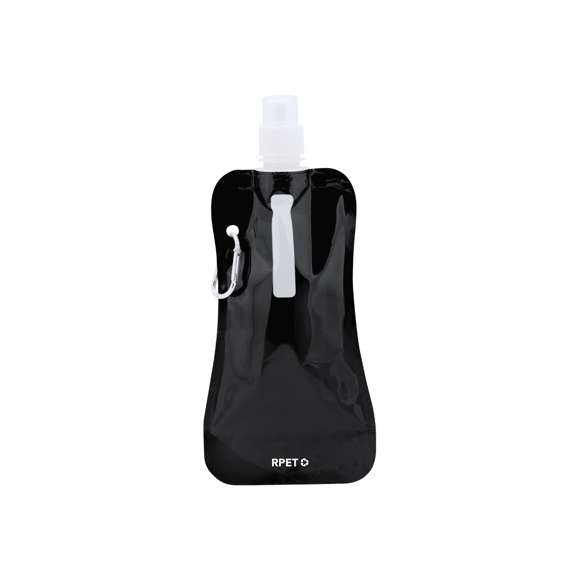 Bidón de 400ml de capacidad con cuerpo flexible en material RPET. Con tapón de seguridad a rosca y mosquetón metálico de transporte.El material RPET se elabora a partir de plástico reciclado, para así fomentar la reutilización de residuos plásticos y ayudar a la sostenibilidad del planeta.