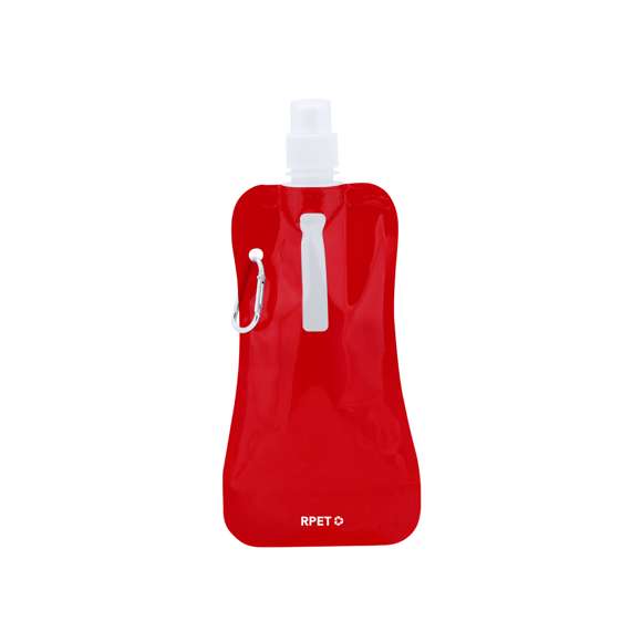 Bidón de 400ml de capacidad con cuerpo flexible en material RPET. Con tapón de seguridad a rosca y mosquetón metálico de transporte.El material RPET se elabora a partir de plástico reciclado, para así fomentar la reutilización de residuos plásticos y ayudar a la sostenibilidad del planeta.