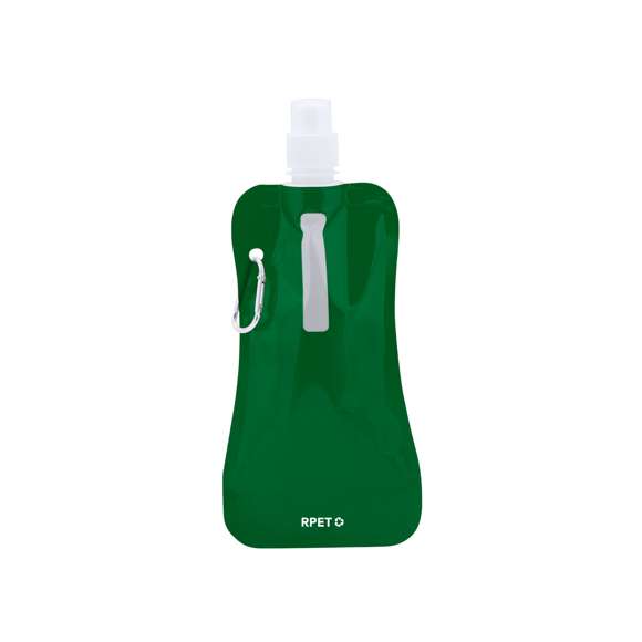 Bidón de 400ml de capacidad con cuerpo flexible en material RPET. Con tapón de seguridad a rosca y mosquetón metálico de transporte.El material RPET se elabora a partir de plástico reciclado, para así fomentar la reutilización de residuos plásticos y ayudar a la sostenibilidad del planeta.