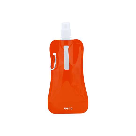 Bidón de 400ml de capacidad con cuerpo flexible en material RPET. Con tapón de seguridad a rosca y mosquetón metálico de transporte.El material RPET se elabora a partir de plástico reciclado, para así fomentar la reutilización de residuos plásticos y ayudar a la sostenibilidad del planeta.