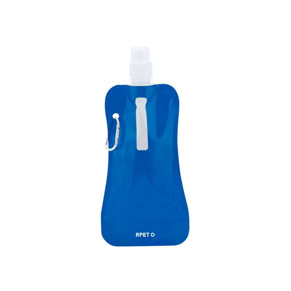 Bidón de 400ml de capacidad con cuerpo flexible en material RPET. Con tapón de seguridad a rosca y mosquetón metálico de transporte.El material RPET se elabora a partir de plástico reciclado, para así fomentar la reutilización de residuos plásticos y ayudar a la sostenibilidad del planeta.