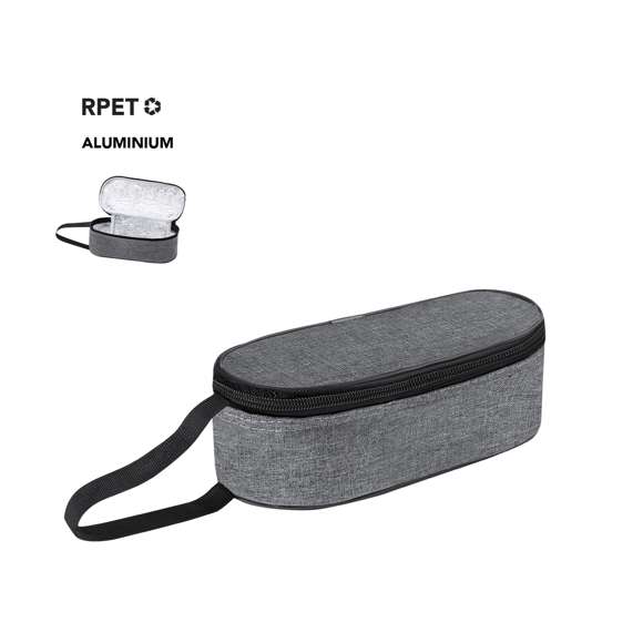 <p>Portabocadillos térmico exterior fabricado en RPET 600D e interior isotermo en aluminio. Con cierre de cremallera y asa de transporte. Distintivo de RPET en etiqueta. El material RPET se elabora a partir de plástico reciclado, para así fomentar la reutilización de residuos plásticos y ayudar a la sostenibilidad del planeta.</p>