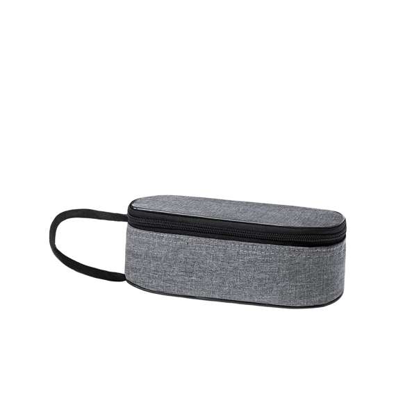 <p>Portabocadillos térmico exterior fabricado en RPET 600D e interior isotermo en aluminio. Con cierre de cremallera y asa de transporte. Distintivo de RPET en etiqueta. El material RPET se elabora a partir de plástico reciclado, para así fomentar la reutilización de residuos plásticos y ayudar a la sostenibilidad del planeta.</p>