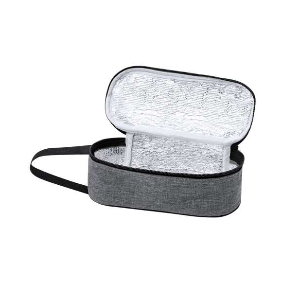 <p>Portabocadillos térmico exterior fabricado en RPET 600D e interior isotermo en aluminio. Con cierre de cremallera y asa de transporte. Distintivo de RPET en etiqueta. El material RPET se elabora a partir de plástico reciclado, para así fomentar la reutilización de residuos plásticos y ayudar a la sostenibilidad del planeta.</p>