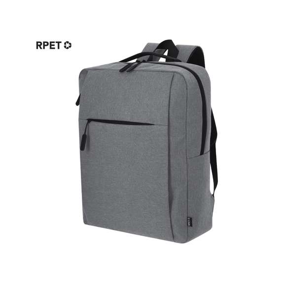 Mochila fabricada en suave poliéster RPET 600D. Con bolsillo principal de cierre de cremallera con doble tirador. Bolsillo interior para portátil de hasta 15 pulgadas. Incluye dos bolsillos frontales con cierre de cremallera invisibles y bolsillos en los laterales. Espalda y cintas acolchadas ajustables. Incluye cinta de transporte para ajuste en trolley o maleta, ideal para viajes. Con distintivo de RPET en etiqueta. El material RPET se elabora a partir de plástico reciclado, para así fomentar la reutilización de residuos plásticos y ayudar a la sostenibilidad del planeta.