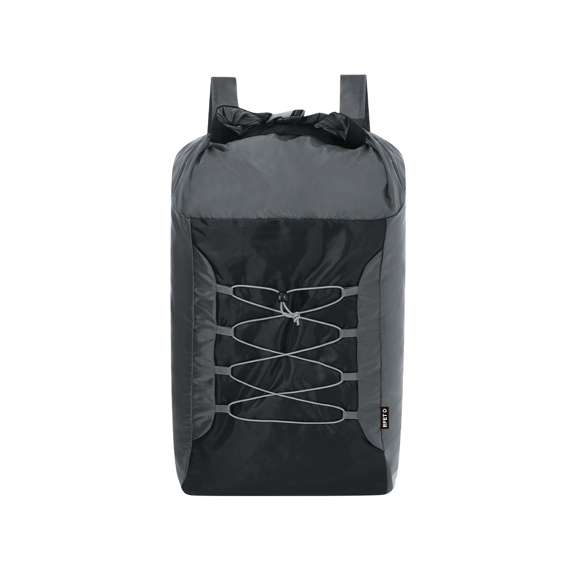Mochila plegable en resistente poliéster RPET 210D y ripstop. Con cierre bucle en compartimento principal, cordones elásticos y cintas de hombros regulables.El material RPET se elabora a partir de plástico reciclado, para así fomentar la reutilización de residuos plásticos y ayudar a la sostenibilidad del planeta.