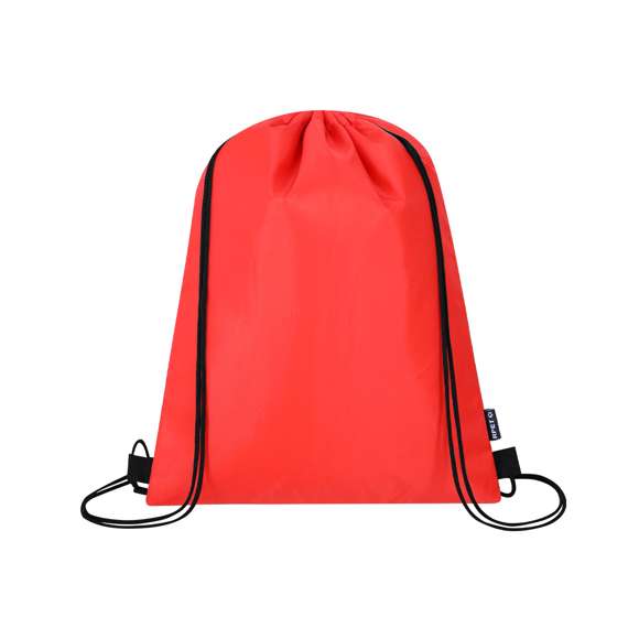 Mochila nevera de cuerdas en suave poliéster RPET 210D. Interior acolchado en aluminio para conservar mejor la temperatura y cómoda de llevar por sus cuerdas de asas con autocierre. Esquinas reforzadas para llevar su gran capacidad máxima de 4L. Incluye distintivo de RPET.El material RPET se elabora a partir de plástico reciclado, para así fomentar la reutilización de residuos plásticos y ayudar a la sostenibilidad del planeta.