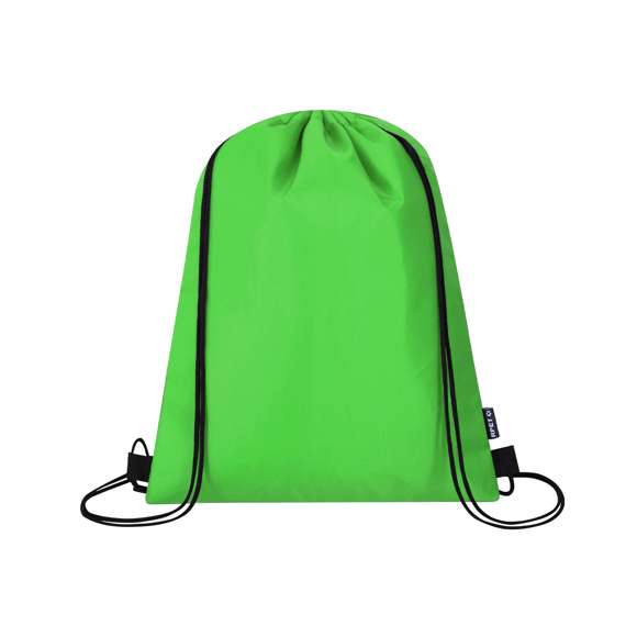 Mochila nevera de cuerdas en suave poliéster RPET 210D. Interior acolchado en aluminio para conservar mejor la temperatura y cómoda de llevar por sus cuerdas de asas con autocierre. Esquinas reforzadas para llevar su gran capacidad máxima de 4L. Incluye distintivo de RPET.El material RPET se elabora a partir de plástico reciclado, para así fomentar la reutilización de residuos plásticos y ayudar a la sostenibilidad del planeta.