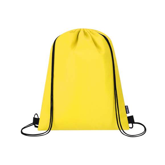 Mochila nevera de cuerdas en suave poliéster RPET 210D. Interior acolchado en aluminio para conservar mejor la temperatura y cómoda de llevar por sus cuerdas de asas con autocierre. Esquinas reforzadas para llevar su gran capacidad máxima de 4L. Incluye distintivo de RPET.El material RPET se elabora a partir de plástico reciclado, para así fomentar la reutilización de residuos plásticos y ayudar a la sostenibilidad del planeta.