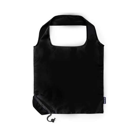 Bolsa plegable en RPET 190T. Incluye accesorio de ajuste para fácil plegado y distintivo RPET. Con una resistencia de hasta 7 kg de peso.El material RPET se elabora a partir de plástico reciclado, para así fomentar la reutilización de residuos plásticos y ayudar a la sostenibilidad del planeta.