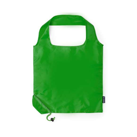 Bolsa plegable en RPET 190T. Incluye accesorio de ajuste para fácil plegado y distintivo RPET. Con una resistencia de hasta 7 kg de peso.El material RPET se elabora a partir de plástico reciclado, para así fomentar la reutilización de residuos plásticos y ayudar a la sostenibilidad del planeta.