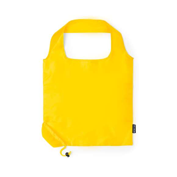Bolsa plegable en RPET 190T. Incluye accesorio de ajuste para fácil plegado y distintivo RPET. Con una resistencia de hasta 7 kg de peso.El material RPET se elabora a partir de plástico reciclado, para así fomentar la reutilización de residuos plásticos y ayudar a la sostenibilidad del planeta.