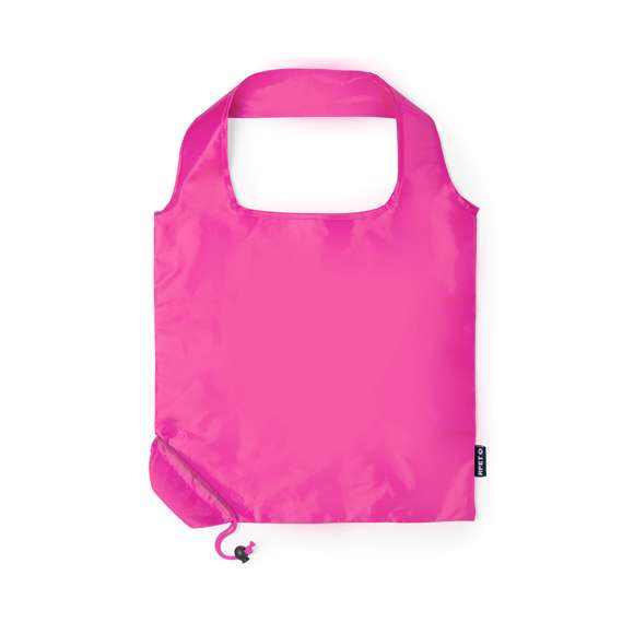 Bolsa plegable en RPET 190T. Incluye accesorio de ajuste para fácil plegado y distintivo RPET. Con una resistencia de hasta 7 kg de peso.El material RPET se elabora a partir de plástico reciclado, para así fomentar la reutilización de residuos plásticos y ayudar a la sostenibilidad del planeta.
