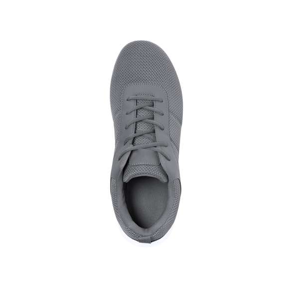 Zapatilla diseñada para brindar ligereza y conford en el uso diario. Con una suela de goma flexible que proporciona tracción y estabilidad. Cierre con cordones. Incluye detalle a juego en la lengüeta, ideal para la impresión.