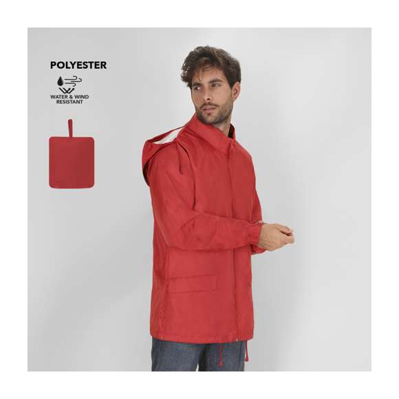<p>Chubasquero unisex de cuello alto y capucha extraíble. La capucha cuenta con cordones ajustables para un ajuste personalizado y velcro para facilitar su plegado y guardado. Su interior incorpora un recubrimiento de plata. Cuenta con cremallera central y tirador al tono. Incluye: dos bolsillos laterales con solapa, puños elásticos que garantizan un ajuste cómodo y un bajo ajustable con cordones interiores que permiten un ajuste adicional. Dispone de una goma elástica en el interior de uno de los bolsillos, facilitando el plegado y almacenamiento del chubasquero cuando no está en uso.</p>