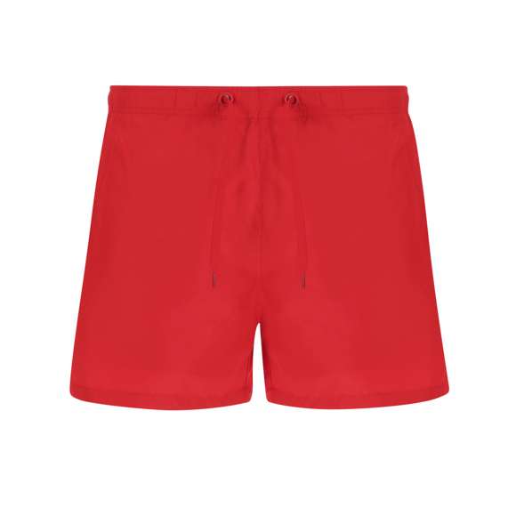 Bañador con una cinturilla elástica con costuras de seguridad y cordón ajustable a juego, equipado con aglets de seguridad. Incorpora dos bolsillos laterales y un bolsillo trasero con cierre de velcro y ojal de desagüe para la liberación de agua. Presenta apertura lateral para mayor libertad de movimiento y pespunte de carga con doble hilo al tono. Incluye slip interior con forro de tejido calado para mayor comodidad y soporte, así como un forro calado en los bolsillos para facilitar el drenaje del agua.