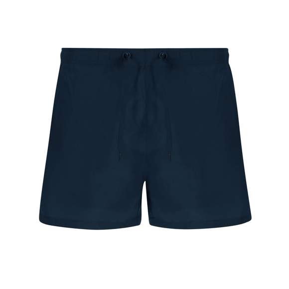 Bañador con una cinturilla elástica con costuras de seguridad y cordón ajustable a juego, equipado con aglets de seguridad. Incorpora dos bolsillos laterales y un bolsillo trasero con cierre de velcro y ojal de desagüe para la liberación de agua. Presenta apertura lateral para mayor libertad de movimiento y pespunte de carga con doble hilo al tono. Incluye slip interior con forro de tejido calado para mayor comodidad y soporte, así como un forro calado en los bolsillos para facilitar el drenaje del agua.