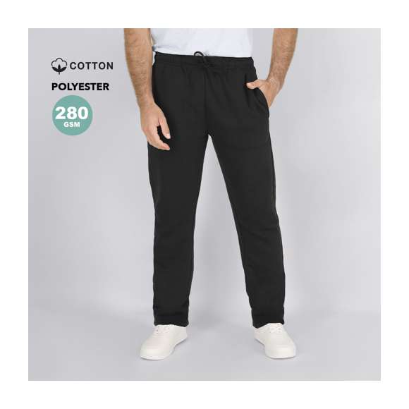 Pantalón largo unisex de corte recto. Con dos bolsillos laterales con cremallera. Cinturilla elástica con cordón ajustable a tono. Con interior perchado que aporta suavidad y calidez. Doble pespunte en los bajos.