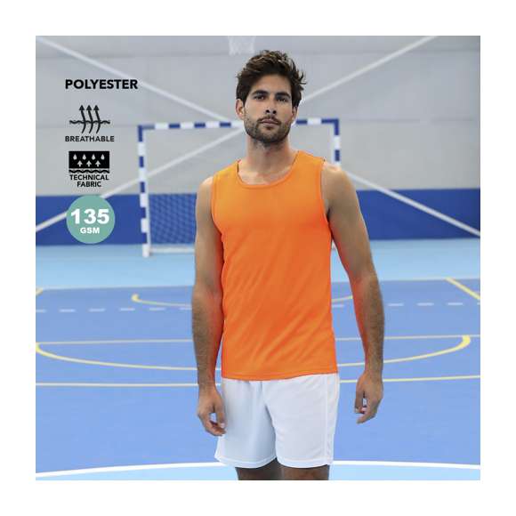 Camiseta de tirantes confeccionada en tejido técnico micro mesh, diseñada para expulsar la humedad de la prenda gracias a su función Cool Dry, manteniendo la piel seca y fresca durante la actividad. Incluye costuras laterales a tono que mejoran la adaptación al cuerpo.
