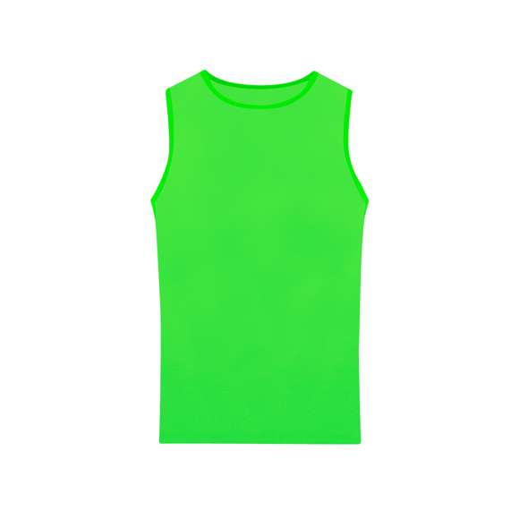 Camiseta de tirantes confeccionada en tejido técnico micro mesh, diseñada para expulsar la humedad de la prenda gracias a su función Cool Dry, manteniendo la pi