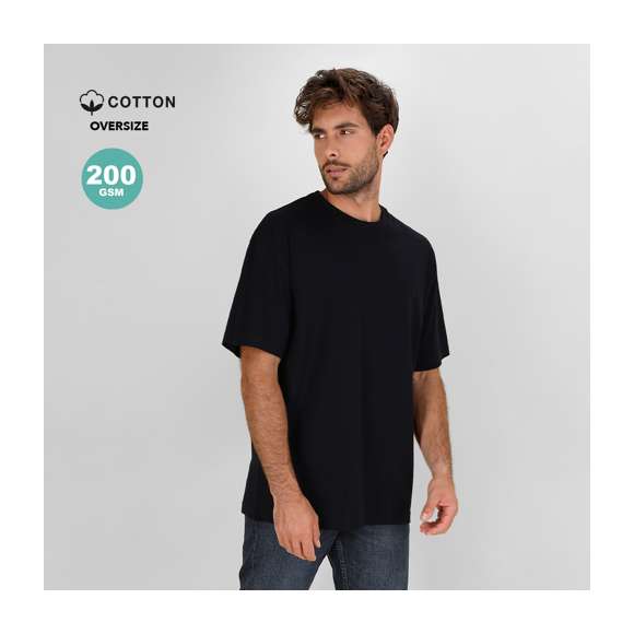 Camiseta Oversize de manga corta confeccionada en algodón de punto liso de 200 g/m². Cuello con canalé 1x1 con elastano y cubrecosturas. Con costuras laterales.