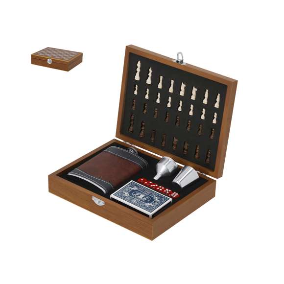 Original set de petaca con acabado en madera y diseño en forma de tablero de ajedrez. Incluye cierre de seguridad y accesorios de acero inoxidable recubiertos en PU. Contiene una petaca de 220 ml con tapón de rosca antigoteo, un vaso de chupito, un práctico embudo, una baraja de cartas de póker y seis dados rojos. Presentado en un elegante estuche con tablero de ajedrez y un interior de espuma troquelada, incorpora 16 piezas de ajedrez en color beige y 16 en marrón.