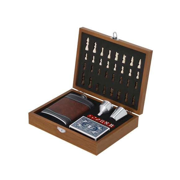Original set de petaca con acabado en madera y diseño en forma de tablero de ajedrez. Incluye cierre de seguridad y accesorios de acero inoxidable recubiertos en PU. Contiene una petaca de 220 ml con tapón de rosca antigoteo, un vaso de chupito, un práctico embudo, una baraja de cartas de póker y seis dados rojos. Presentado en un elegante estuche con tablero de ajedrez y un interior de espuma troquelada, incorpora 16 piezas de ajedrez en color beige y 16 en marrón.
