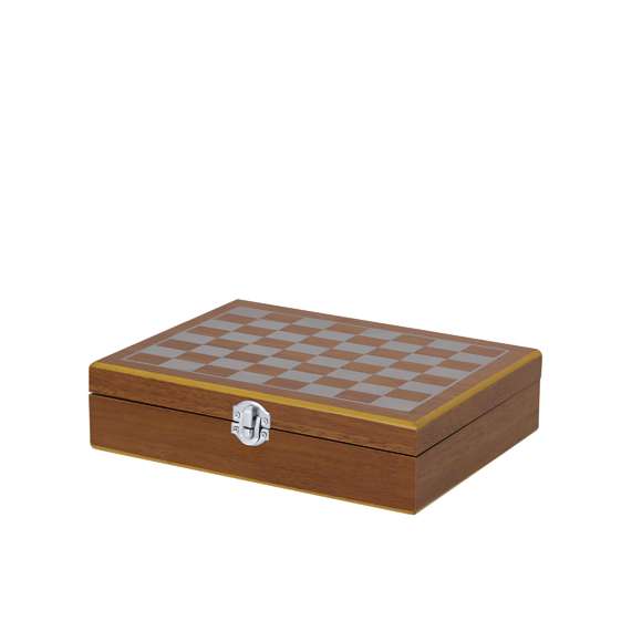 Original set de petaca con acabado en madera y diseño en forma de tablero de ajedrez. Incluye cierre de seguridad y accesorios de acero inoxidable recubiertos en PU. Contiene una petaca de 220 ml con tapón de rosca antigoteo, un vaso de chupito, un práctico embudo, una baraja de cartas de póker y seis dados rojos. Presentado en un elegante estuche con tablero de ajedrez y un interior de espuma troquelada, incorpora 16 piezas de ajedrez en color beige y 16 en marrón.