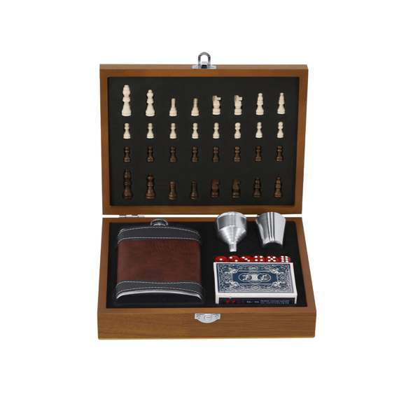 Original set de petaca con acabado en madera y diseño en forma de tablero de ajedrez. Incluye cierre de seguridad y accesorios de acero inoxidable recubiertos en PU. Contiene una petaca de 220 ml con tapón de rosca antigoteo, un vaso de chupito, un práctico embudo, una baraja de cartas de póker y seis dados rojos. Presentado en un elegante estuche con tablero de ajedrez y un interior de espuma troquelada, incorpora 16 piezas de ajedrez en color beige y 16 en marrón.