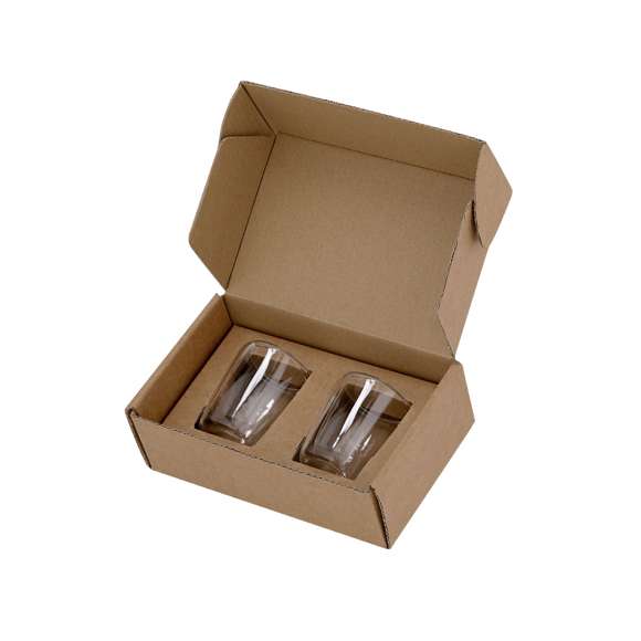 Elegante set de vasos de cristal de borosilicato de doble pared. Incluye dos vasos, cada uno con una capacidad de 65 ml. Presentados en una caja troquelada.