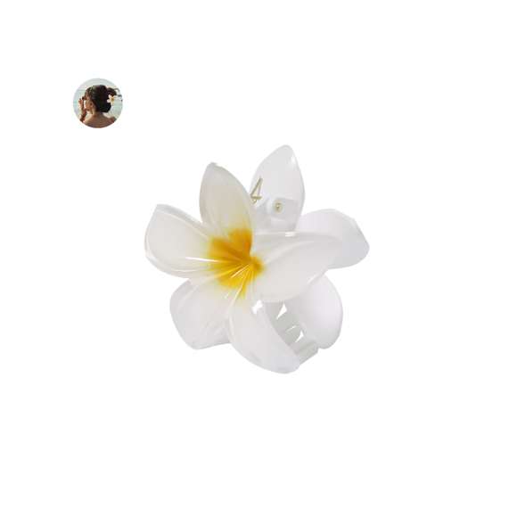 Pinza para el pelo con diseño original en forma de flor blanca y centro amarillo. Cuenta con 8 resistentes dientes que garantizan una sujeción cómoda y segura.
