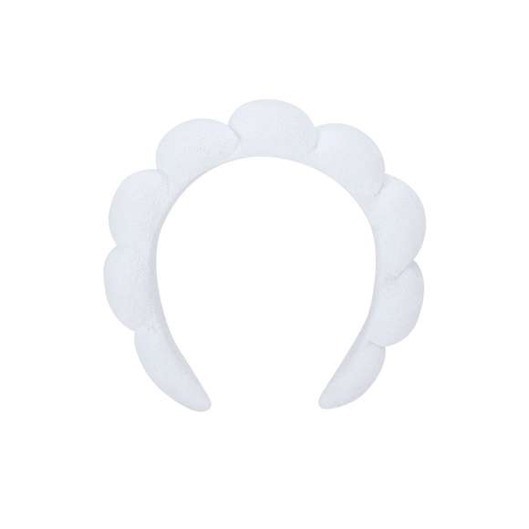 Diadema para el cabello, confeccionada en suave poliéster y recubierta de esponjas para mayor comodidad. Diseñada con tejido de rizos, ideal para facilitar la rutina de lavado facial.