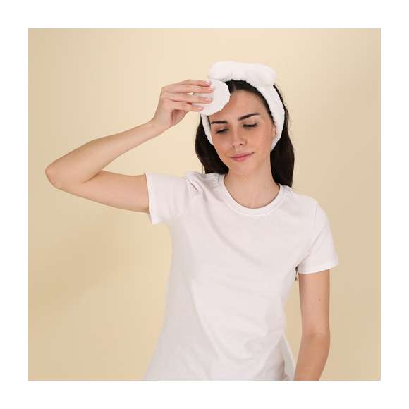 Diadema en forma de cinta para el cabello, adornada con un elegante lazo. Confeccionada en suave y elástico poliéster, ideal para facilitar la rutina de lavado facial.