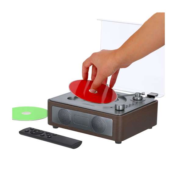 Reproductor de CD con diseño retro, fabricado en madera, que permite disfrutar de la música mientras el disco gira bajo su cubierta de acrílico transparente. Equipado con una batería de 2000 mAh, dos altavoces integrados, conexión Bluetooth 5.3, y entradas USB, Tipo C y para auriculares. Ofrece un manejo intuitivo con controles para volumen, reproducción, cambio de pistas y botón de play/pausa, disponibles tanto en el dispositivo como en su mando a distancia. Instrucciones de uso disponibles en castellano e inglés.