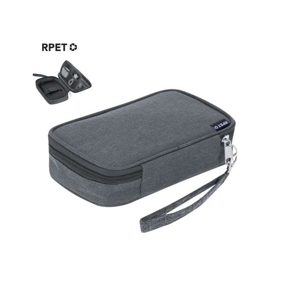 Estuche organizador fabricado en RPET 600D. Incluye bolsillo principal de apertura completa con tirador metálico y múltiples bolsillos interiores ideales para guardar cables: 2 bolsillos con banda elástica, 1 con cierre de cremallera y compartimento con banda elástica con velcro. Incluye cinta para un cómodo transporte. Con distintivo RPET.El material RPET se elabora a partir de plástico reciclado, para así fomentar la reutilización de residuos plásticos y ayudar a la sostenibilidad del planeta.
