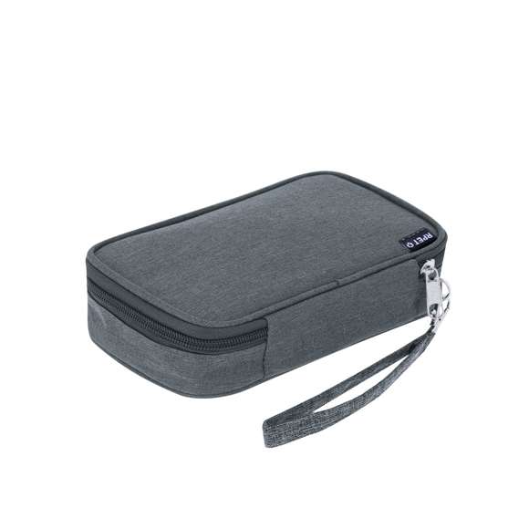 Estuche organizador fabricado en RPET 600D. Incluye bolsillo principal de apertura completa con tirador metálico y múltiples bolsillos interiores ideales para guardar cables: 2 bolsillos con banda elástica, 1 con cierre de cremallera y compartimento con banda elástica con velcro. Incluye cinta para un cómodo transporte. Con distintivo RPET.El material RPET se elabora a partir de plástico reciclado, para así fomentar la reutilización de residuos plásticos y ayudar a la sostenibilidad del planeta.
