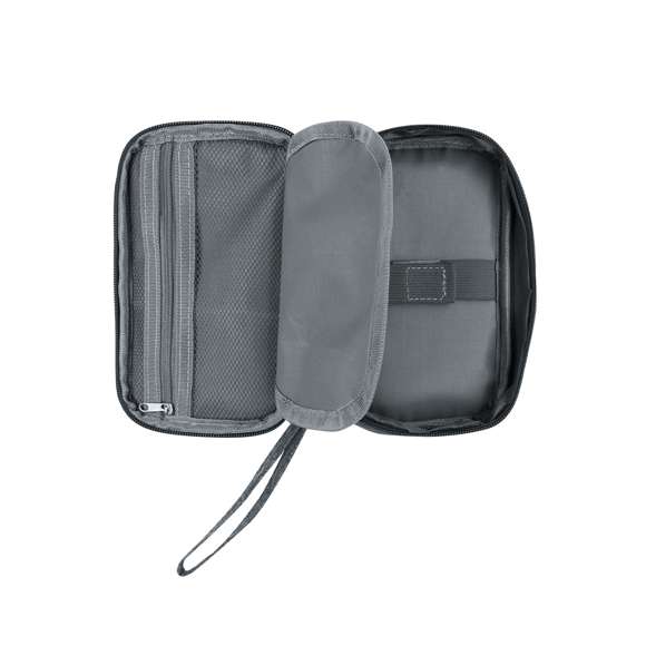 Estuche organizador fabricado en RPET 600D. Incluye bolsillo principal de apertura completa con tirador metálico y múltiples bolsillos interiores ideales para guardar cables: 2 bolsillos con banda elástica, 1 con cierre de cremallera y compartimento con banda elástica con velcro. Incluye cinta para un cómodo transporte. Con distintivo RPET.El material RPET se elabora a partir de plástico reciclado, para así fomentar la reutilización de residuos plásticos y ayudar a la sostenibilidad del planeta.